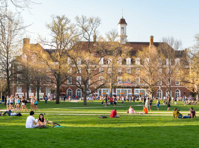Urbana,,Illinois,-,April,17,,2016:,Students,Walk,And,Sit