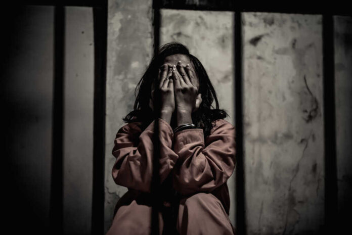 Portrait,Of,Women,Desperate,To,Catch,The,Iron,Prison,prisoner,Concept,thailand