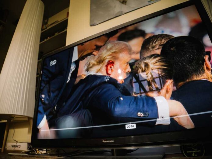 London,,Uk,-,Jul,14,,2024:,Living,Rooom,Tv,Breaking