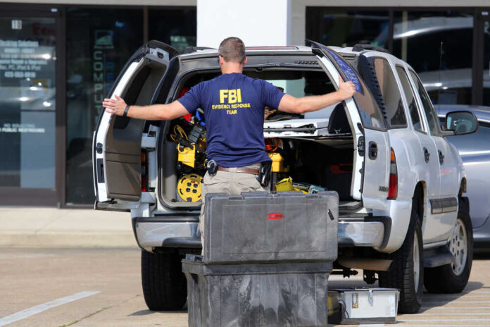 Chattanooga,,Tn/usa,-,July,18:,An,Fbi,Agent,Gathers,Evidence