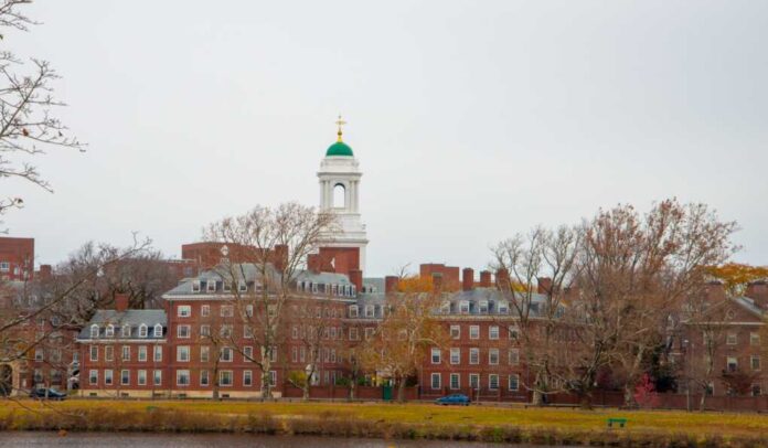 Cambridge,Massachusetts,-,Nov,21,2021:,Eliot,House,,the,Charles,River