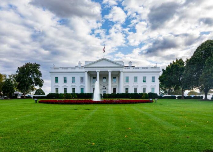 Wide,Angle,View,Of,White,House,And,Plush,Green,Lawn